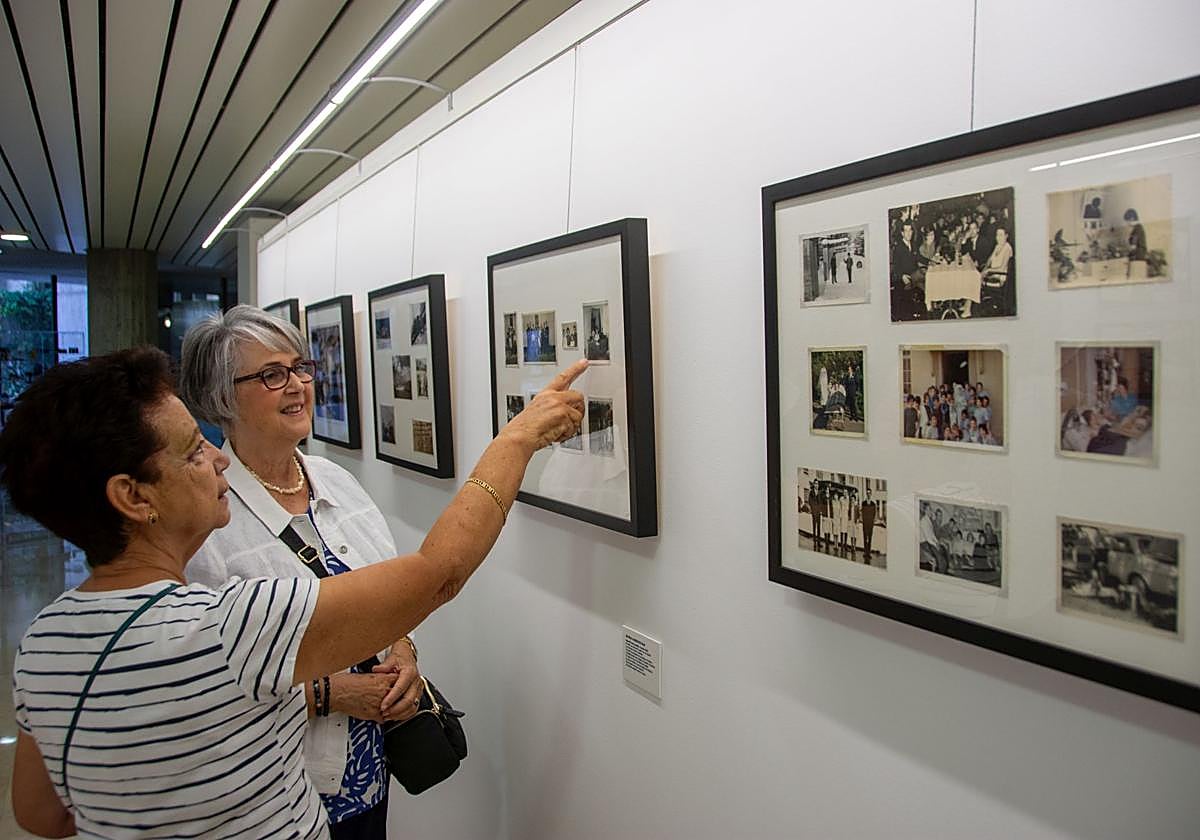 Rosa Calvo señala una de sus imágenes de la muestra del Archivo a Tere Gallego.