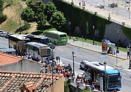 La asociación de guías apoya cobrar a los autobuses: «Muchos vienen, ven y se van sin gastar»