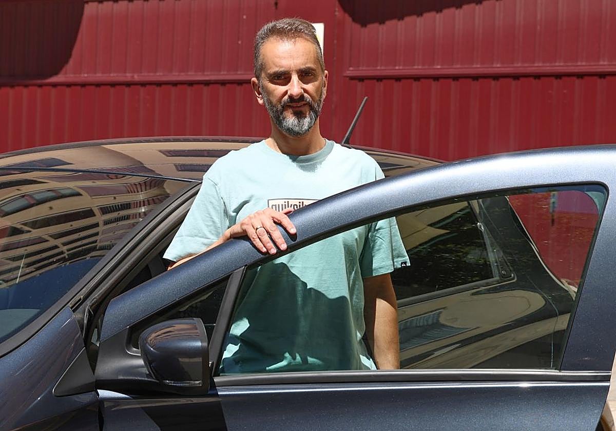 Sergio Cardeñosa, en su coche eléctrico de segunda mano.
