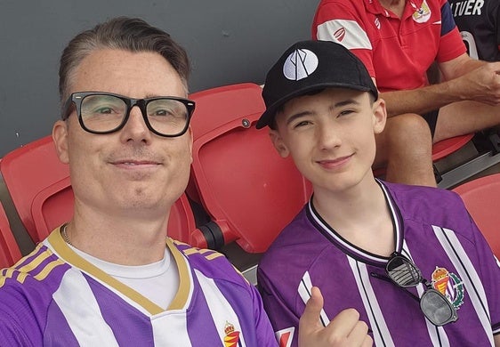 Martin Devlin, el escocés blanquivioleta, posa con su hijo en las gradas del Ashton Gate Stadium.