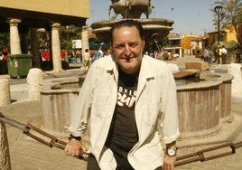 Eugenio Gero, en la plaza Obispo Ibáñez, conocida como plaza de la fuente, en Becerril en julio de 2009.