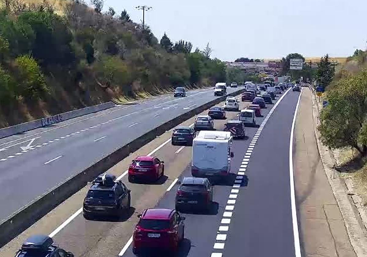 Aspecto del tráfico en la A-62 a las dos de la tarde de este sábado.