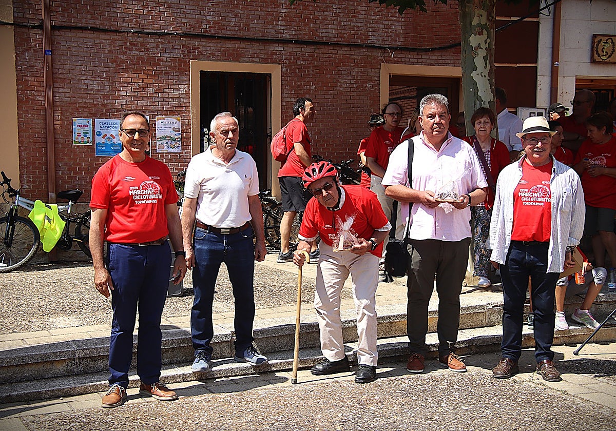 El veterano vecino Javier Collazos, en el centro, junto a Enrique Codesal en el acto de sus reconocimientos