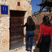 Dos jóvenes acceden a un alojamiento rural en la provincia de Segovia.