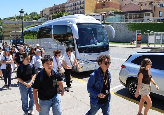 Grupo de turistas que se acaban de bajar de un autobús en Vía Roma, en Segovia.