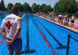 Acto solidario de natación contra la ELA celebrado este sábado en Viana.