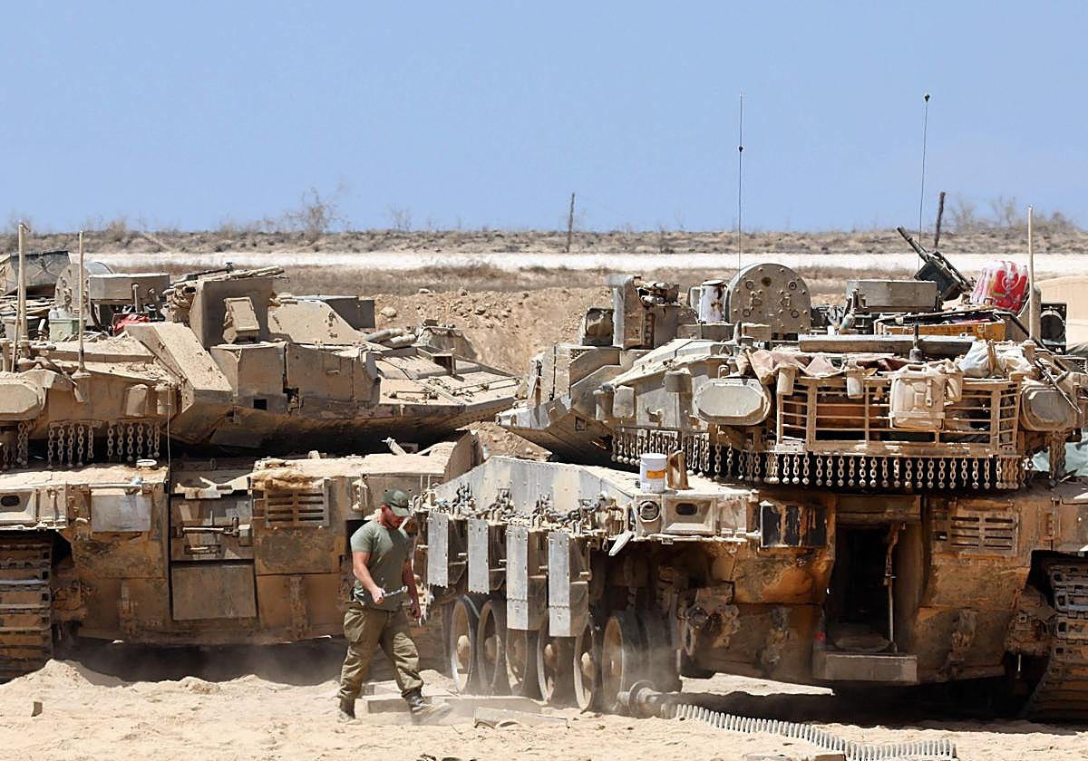 Tanques israelíes desplegados cerca de la valla fronteriza con la Franja de Gaza.