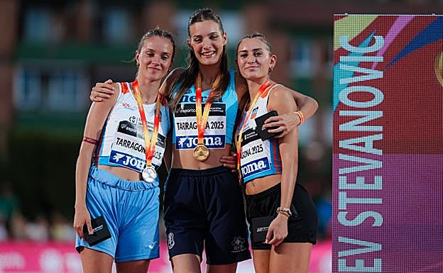 La palentina Aitana Alonso, a la derecha, en el podio.