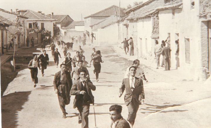 En los años 50 los encierros recorrían parte de la carretera de Megeces para entrar en la plaza de Santa María de Mojados.