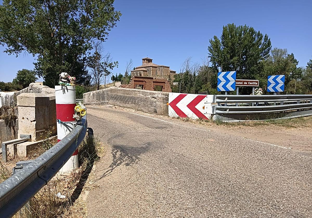 Puente sobre el Canal de Castilla en Naveros de Pisuerga, con flores y un peluche en recuerdo de los fallecidos en 2012.