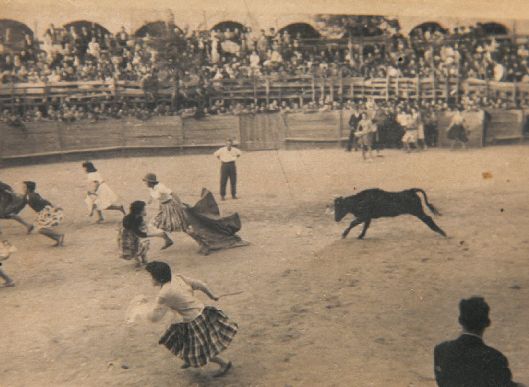 Cuando la Plaza Mayor de Olmedo era la plaza de toros. Chicas y chicos capoteaban juntos a las vaquillas. 1930.