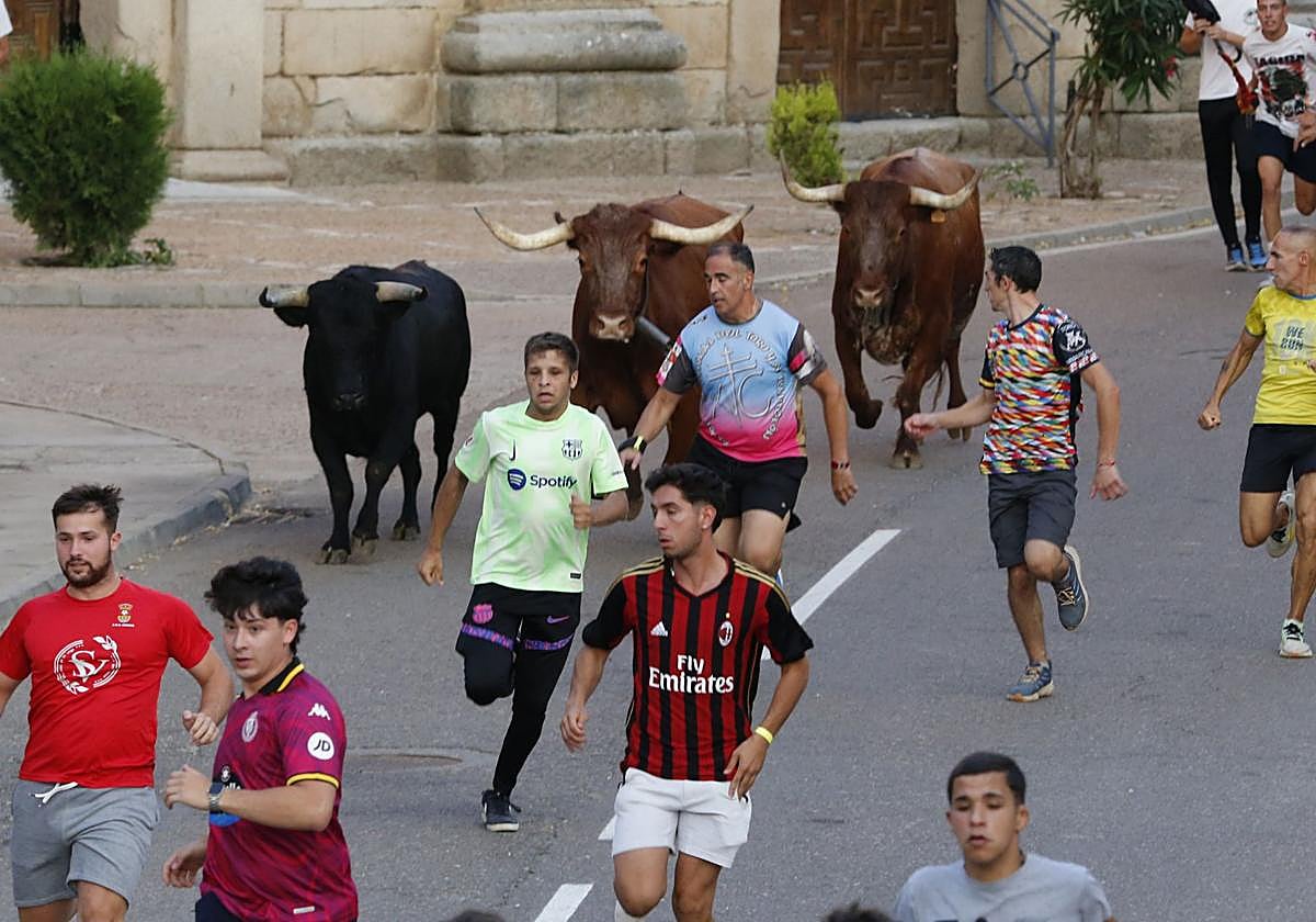 Los corredores apuran en la recta hacia la plaza.