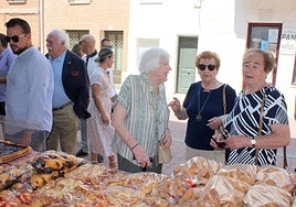 El público, ante uno de dulces artesanales, recorre los puestos de la feria celebrada en Baltanás.