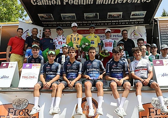 Podio de ganadores, con Álvaro Sansano de amarillo, en el centro.