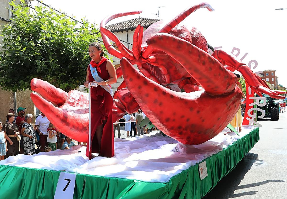 La reina de la fiesta desfila junto a la carroza del cangrejo.