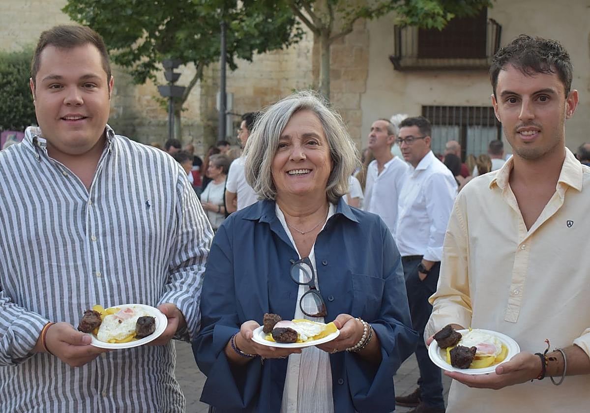 El alcalde de CIgales, Jaime Rodriguez, la pregonera Nieves Caballero y el concejal de Festejos, Pablo Centeno.