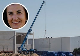 Una grúa trabaja en una nave en el polígono Nicomedes García, y en el círculo, Olga Llorente, alcaldeade Valverde del Majano.