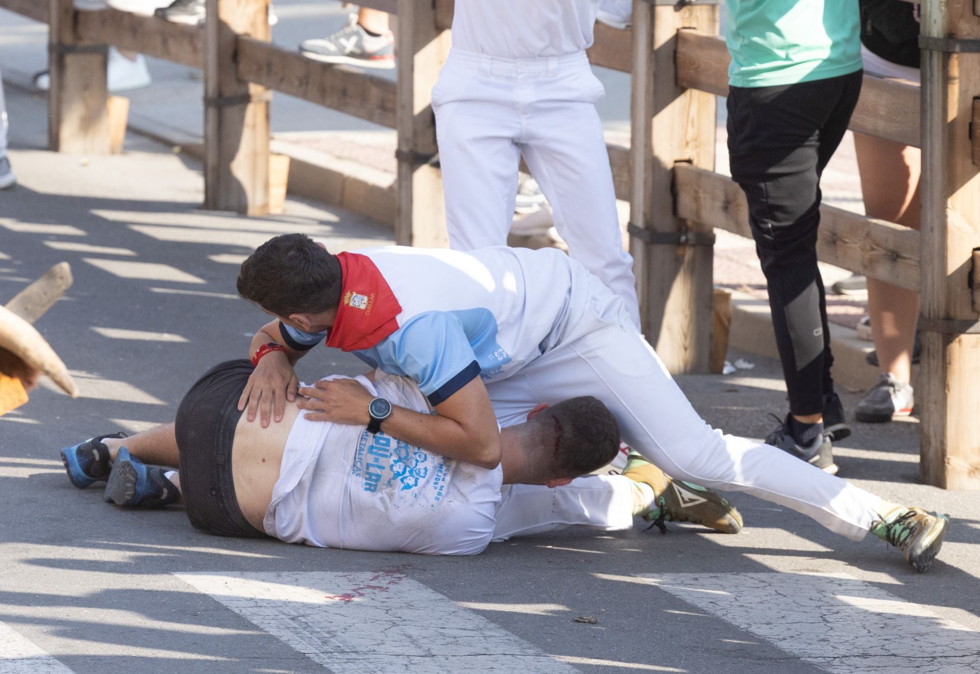 Atienden a uno de los heridos del cuarto encierro de Íscar.