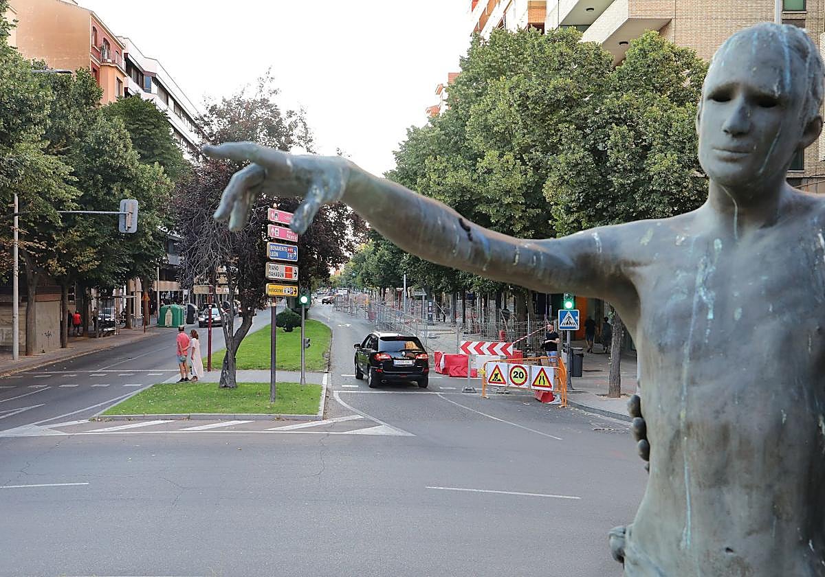 Entrada a Casado del Alisal, vista desde el monumento a San Juan de Dios de la rotonda de San Lázaro.