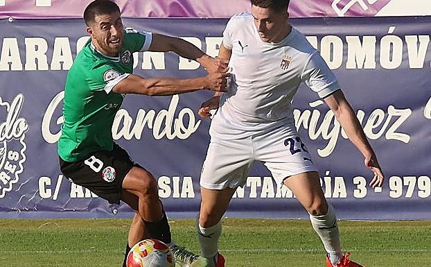 Samu supera a Rufo, que le agarra para evitar su progresión.