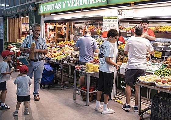 Clientes en alguno de los puestos del Mercado de La Albuera en estos días de verano.