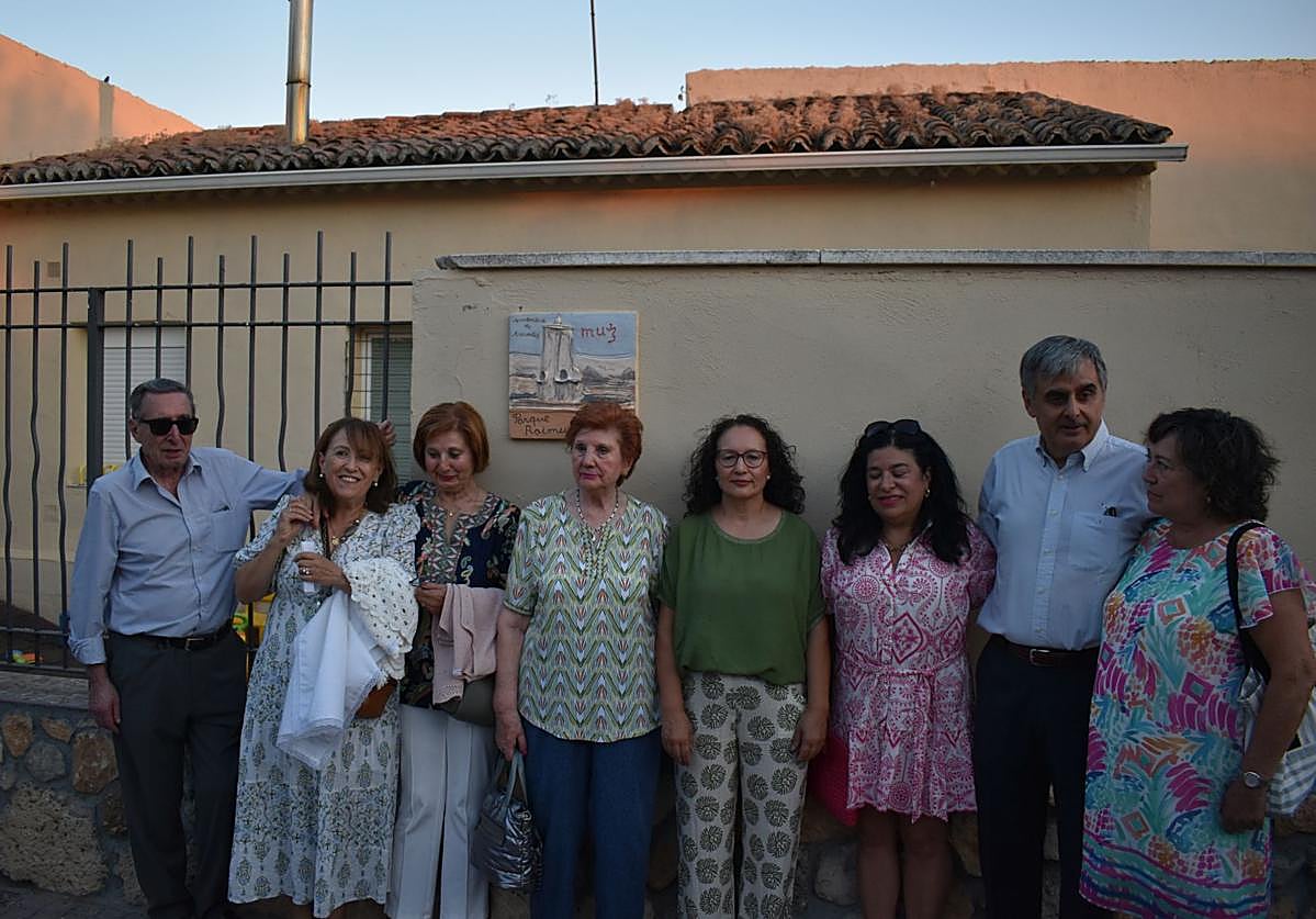 La familia de Raimundo de Blas, miembros de la corporación y de la Asociación Cultural el Arco durante el acto de homenaje