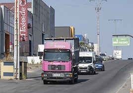 Tránsito de vehículos por unas de las vías principales del polígono Nicomedes García, en Valverde del Majano.