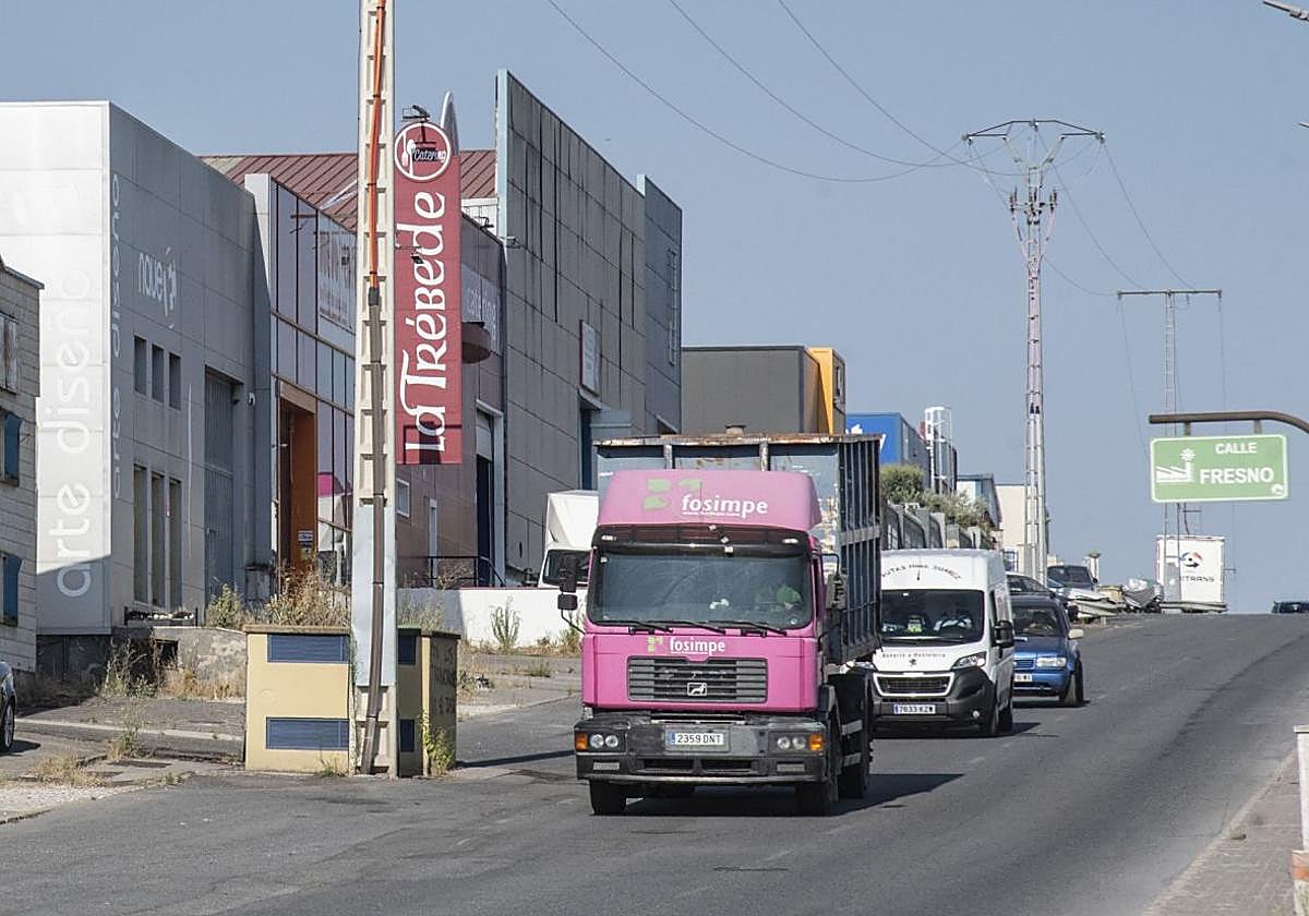 Tránsito de vehículos por unas de las vías principales del polígono Nicomedes García, en Valverde del Majano.