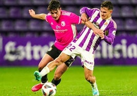 Iker Pérez (derecha) pujna con un rival en un partido con la elástica vallisoletana.