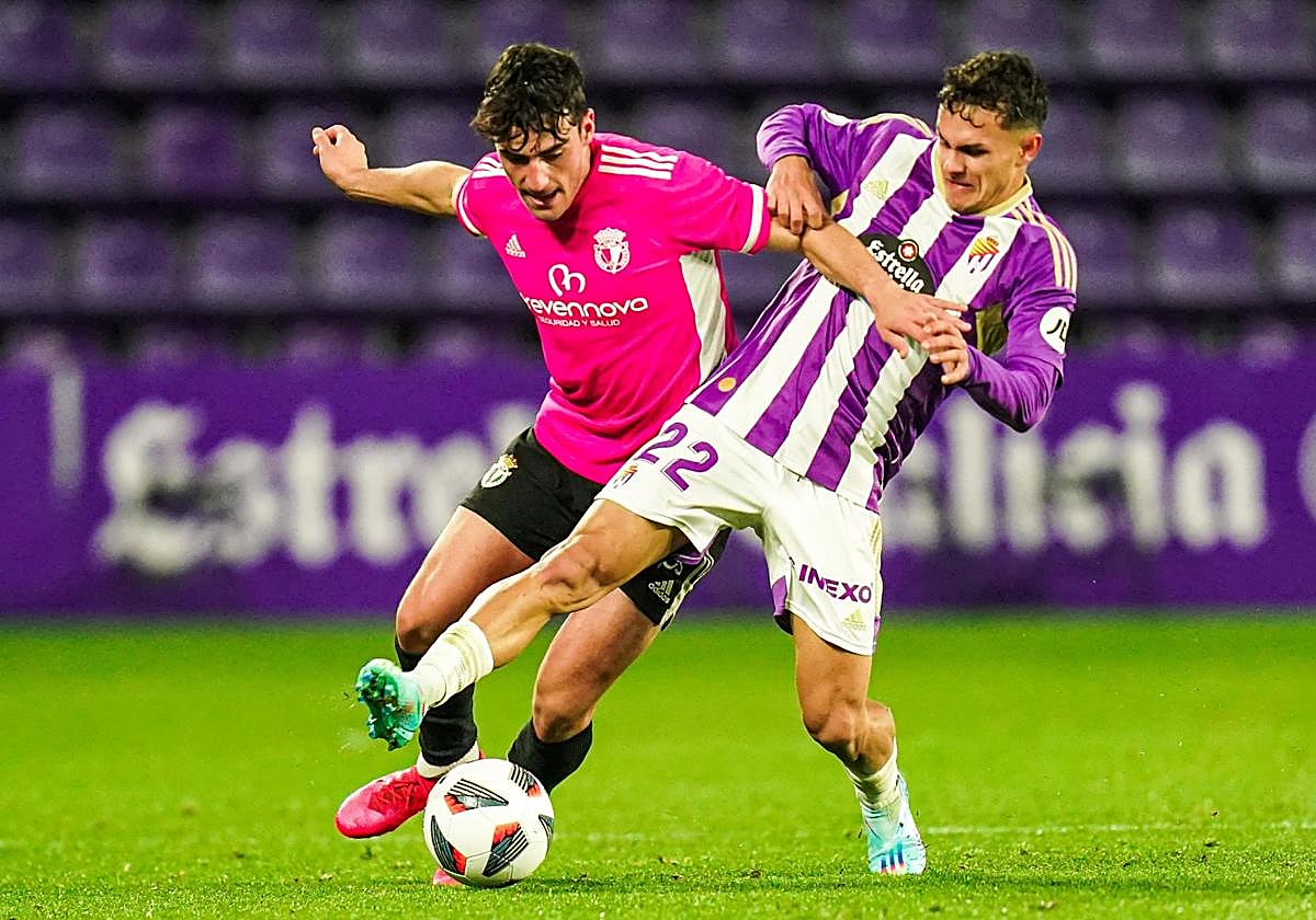 Iker Pérez (derecha) pujna con un rival en un partido con la elástica vallisoletana.