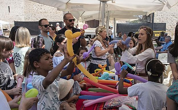 Taller de globos para los niños durante el Sinodal de Aguilafuente de este fin de semana.