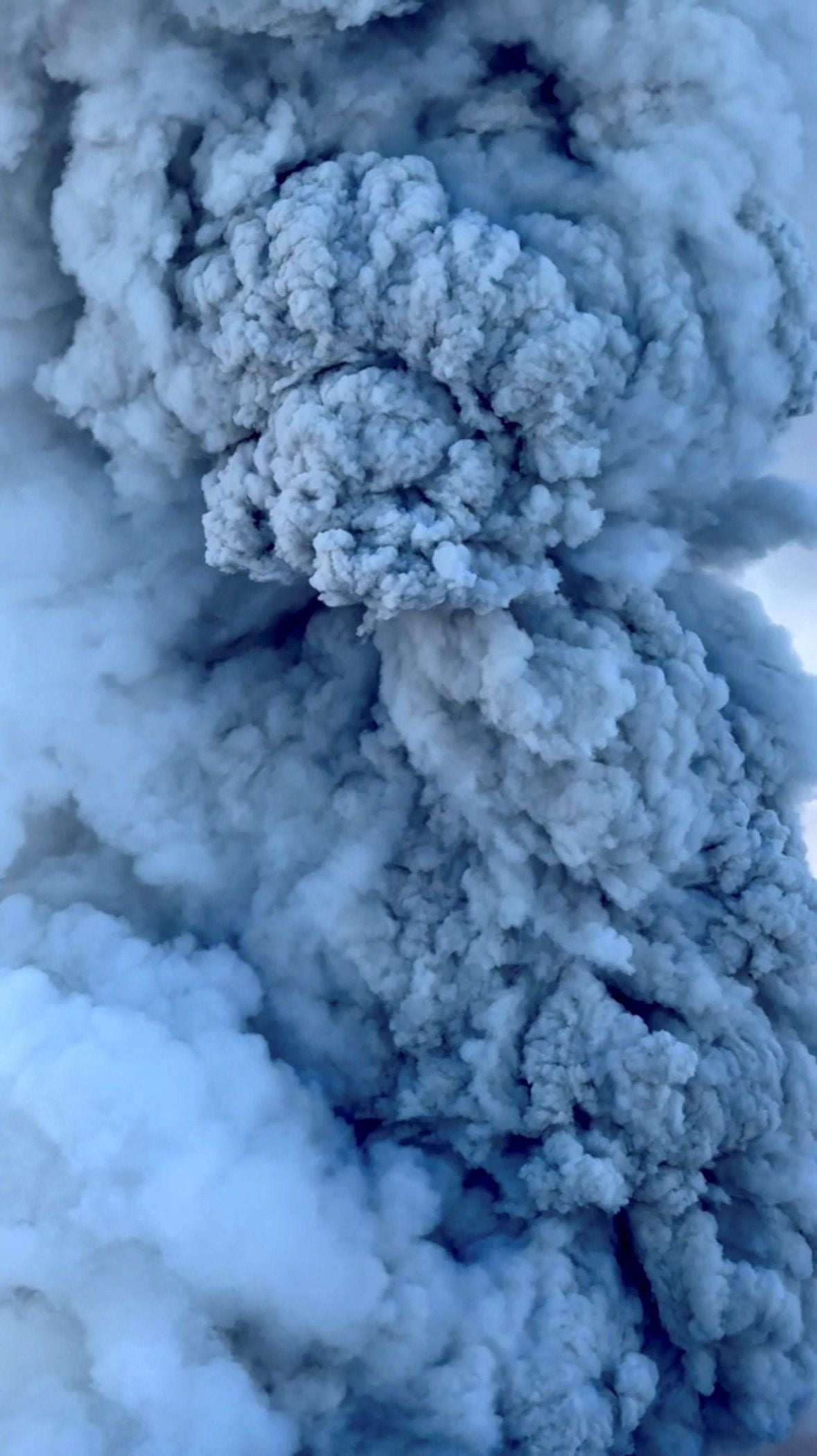Las impresionantes imágenes de los volcanes en erupción de Rusia e Indonesia