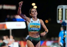 Marta García, oro en los 5000 metros femeninos, celebrando su triunfo en Tarragona.