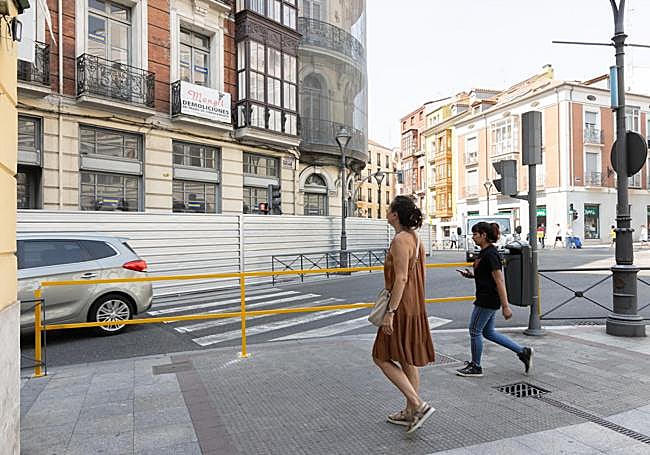 E paso peatonal de Echegaray, cortado al tráfico por las obras.