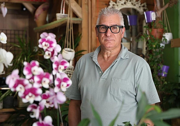 José Antonio García, propietario de la Floristería Azahar, posa dentro de la tienda.