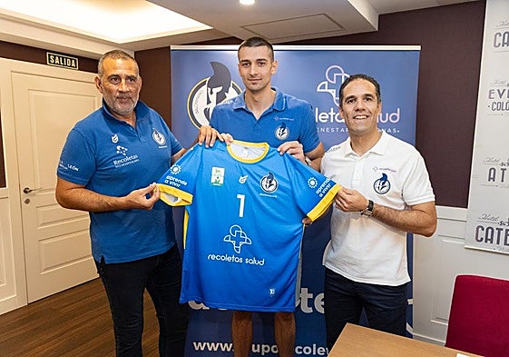 Rares Fodorean, escoltado por David Pisonero y Mario Arranz.