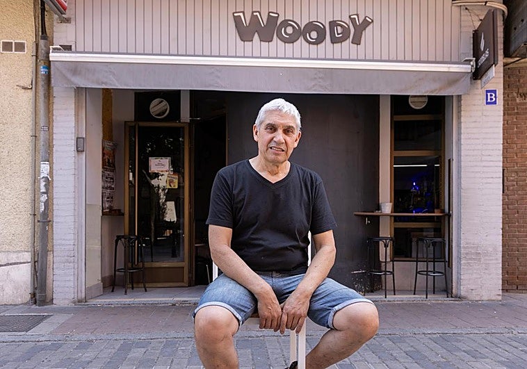 Javier Pascual, dueño del bar Woody, que se jubila después de 43 años.