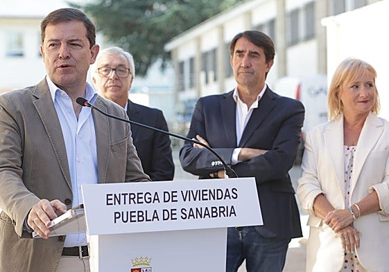 El presidente de la Junta el pasado 30 de julio en Puebla de Sanabria, en el acto de entrega de unas viviendas públicas al que le acompañó la consejera de Empleo (d).