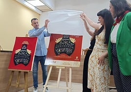 Momento en que el alcalde descubre el cartel.