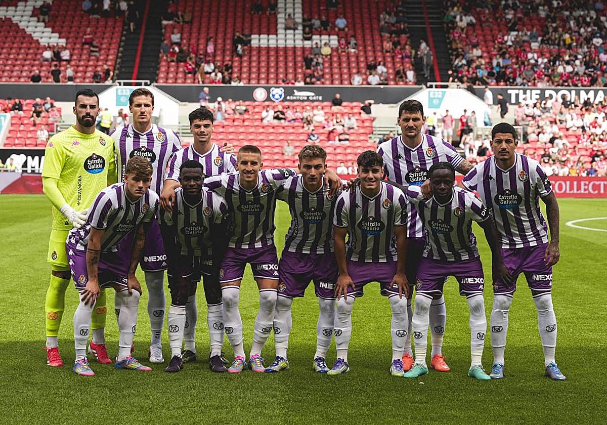 Once con el que saltó al césped el Real Valladolid al Ashton Gate Stadium, campo del Bristol.