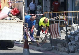 Trabajadores en las obras de reparación de tuberías de la calle Ezequiel González.