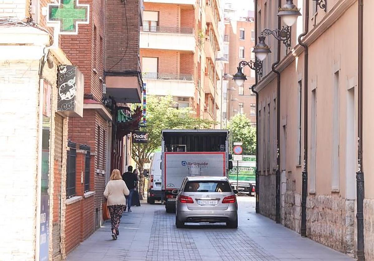Vehículos por una calle del centro de Valladolid.