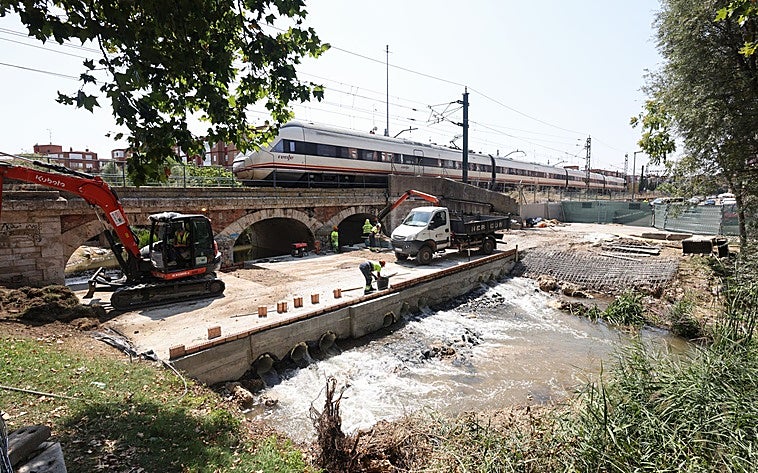 Obras para la ampliación del canal ferroviario sobre el río Esgueva.