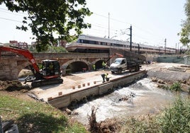 Obras para la ampliación del canal ferroviario sobre el río Esgueva.