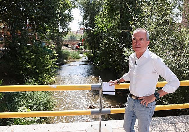 Zarandona posa frente a la obra.