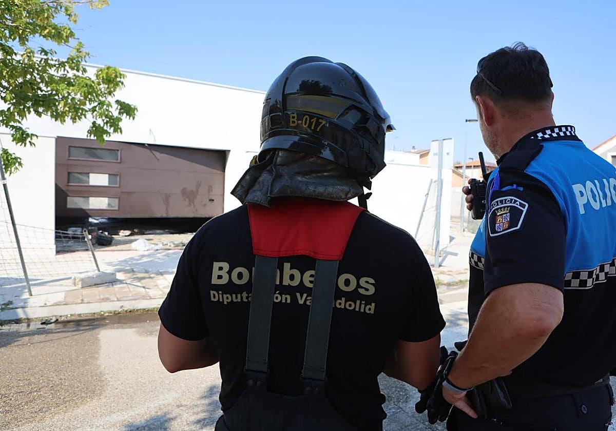 Bomberos y policías ante la casa dañada por un explosión en Medina del Campo.