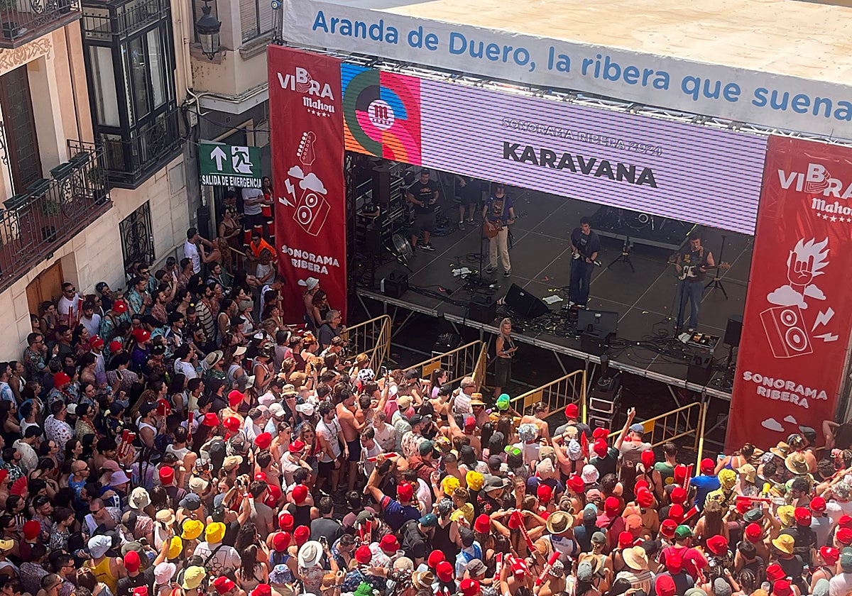 Concierto de Karavana en la plaza del Trigo en 2024.