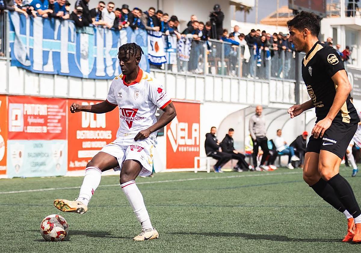 Ayán Galván controla el balón en un partido con el CA Antoniano.