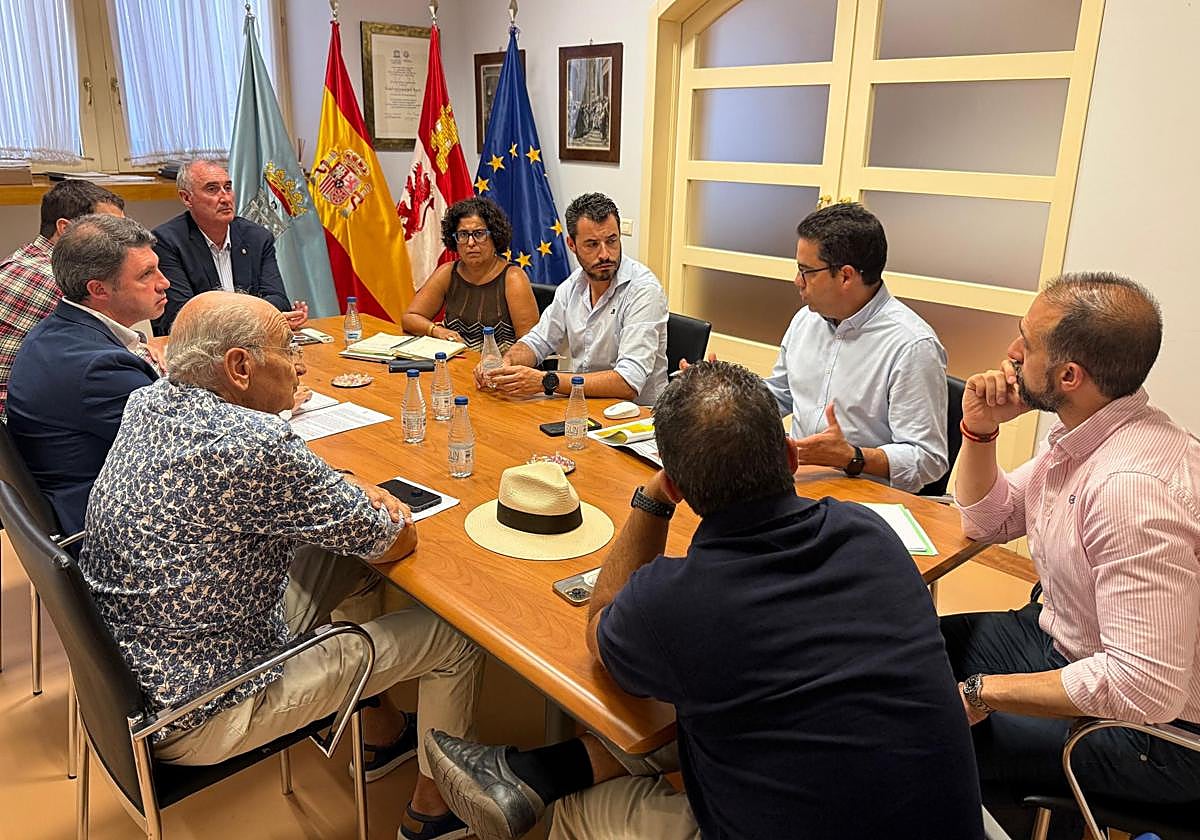 Un momento de la reunión entre ediles y empresarios mantenida en la Alcaldía.
