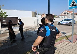 Bomberos y Policía Municipal junto a la vivienda afectada.